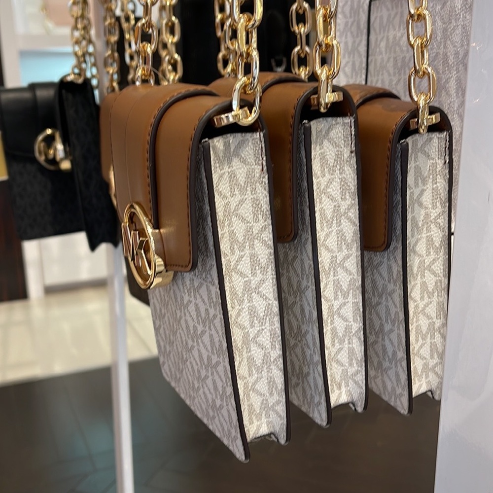 Michael Kors Carmen Small Logo Smartphone Crossbody Bag
Vanilla - Picture 3 of 16